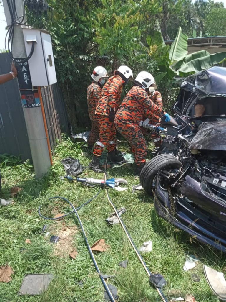 Seorang maut, 2 cedera kemalangan MPV dengan lori