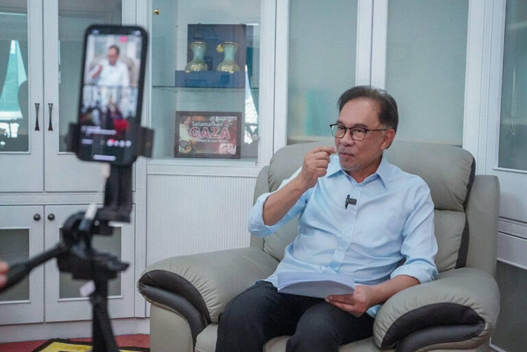 Ahli Parlimen PKR beri amaran kepada Anwar berhubung pendakwaan terpilih, kerajaan gagal