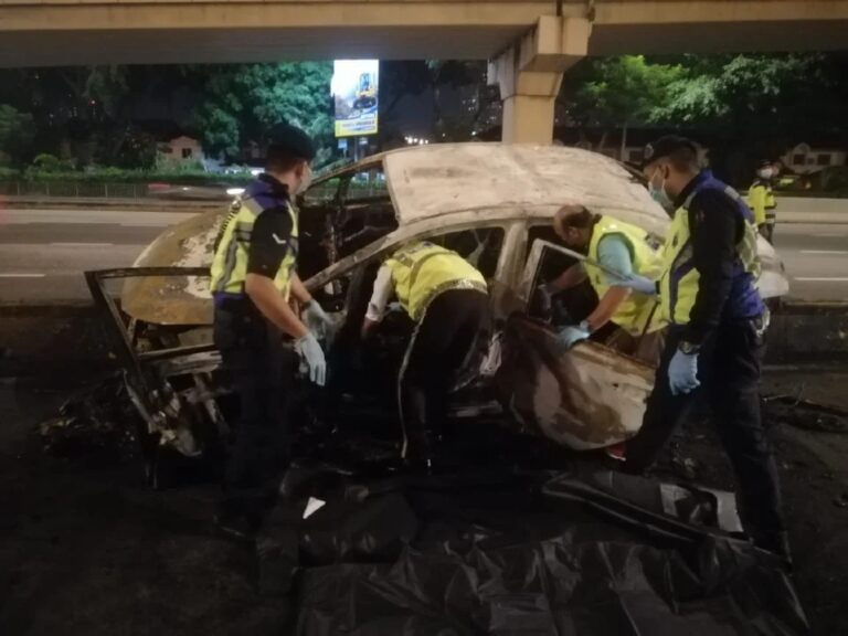 Pemandu rentung dalam kereta terbakar