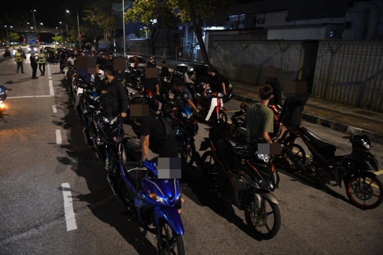 Polis tahan 50 mat rempit di kawasan pantai Seagate