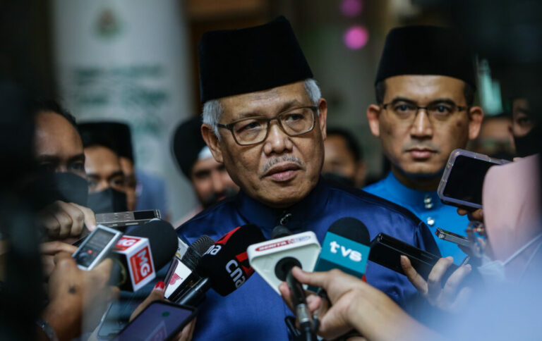 ‘Hantar surat kepada Agong keputusan parti, ia normal’ – Hamzah