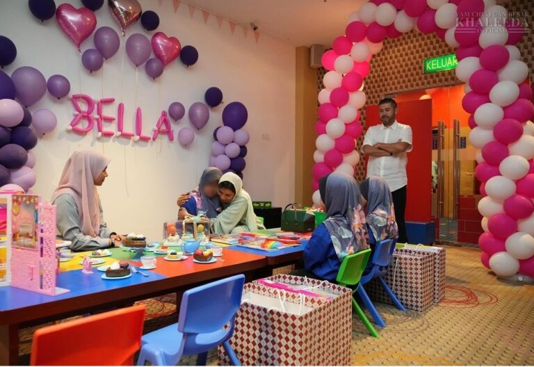 Tunku Ismail, Khaleeda santuni Bella