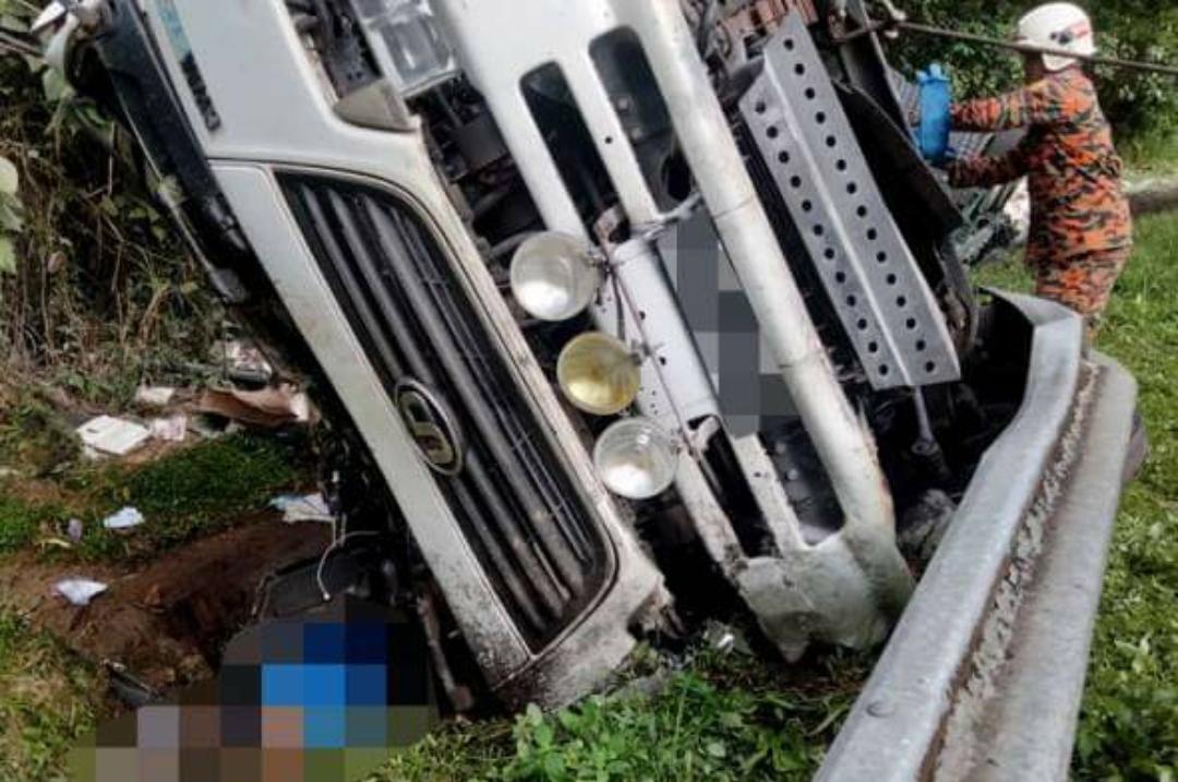 Pemandu maut treler muatan tepung terbalik