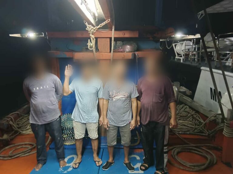 Lagi bot guna pukat tunda ditahan di perairan Pulau Pinang