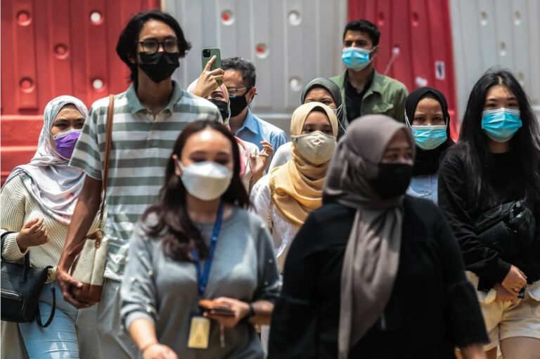 Guna pelitup muka,payung dan topi elak kesan langsung jerebu