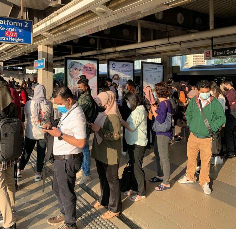 Penumpang berang perkhidmatan LRT sesak