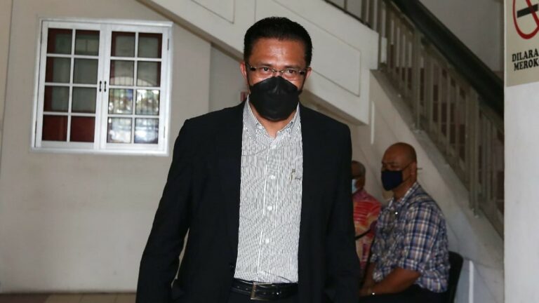 Keputusan kes rasuah Abd Latif Bandi, anak ditunda