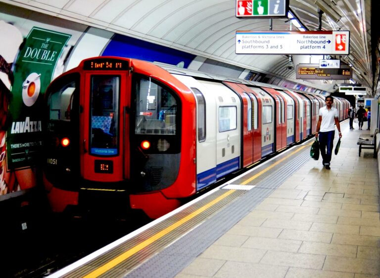 Pekerja kereta api London adakan mogok