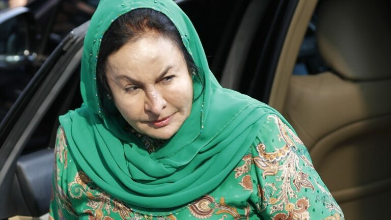 Rosmah tarik tuntutan rantai tangan RM 968,987