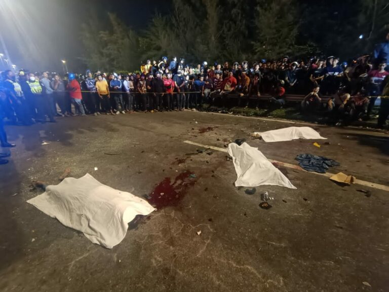 ‘Mula saya panggil adik, dia angguk, saya panggil abang, tiada respons, kaku dah’ | Ibu reda anak maut, kembar pula parah kemalangan motosikal