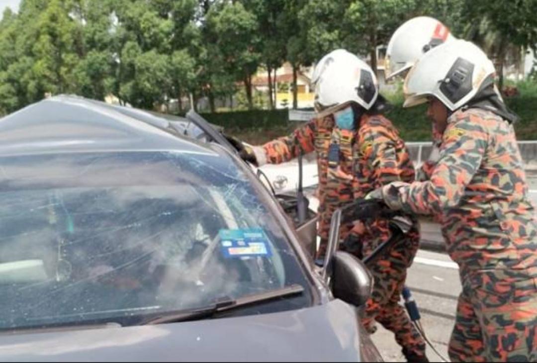 Empat sekeluarga maut dalam perjalanan hantar anak baru dapat kerja