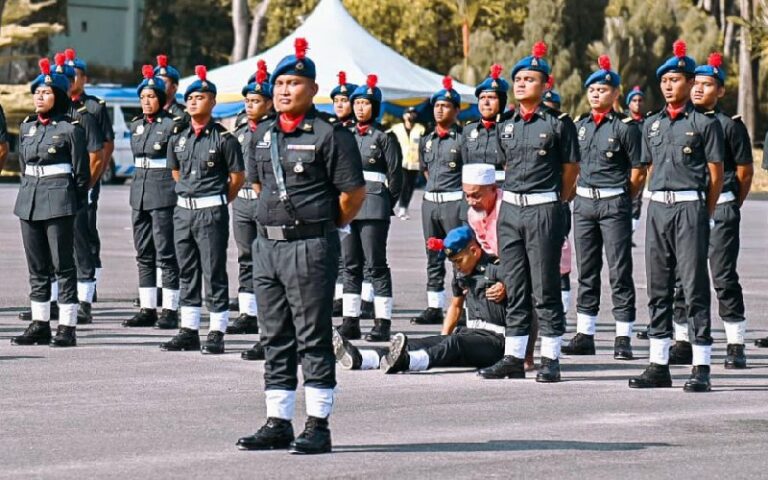Aksi bapa saudara dakap anak saudara tumbang dalam perbarisan tarik perhatian