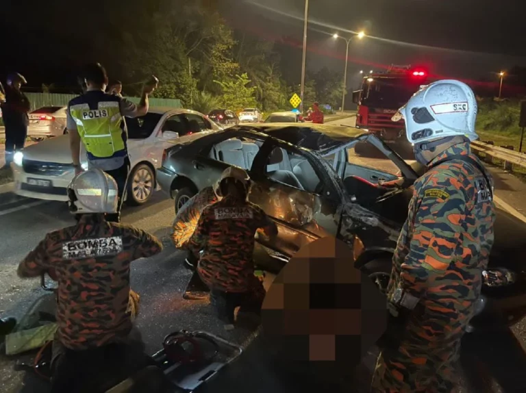 Dua maut tercampak keluar dari kereta