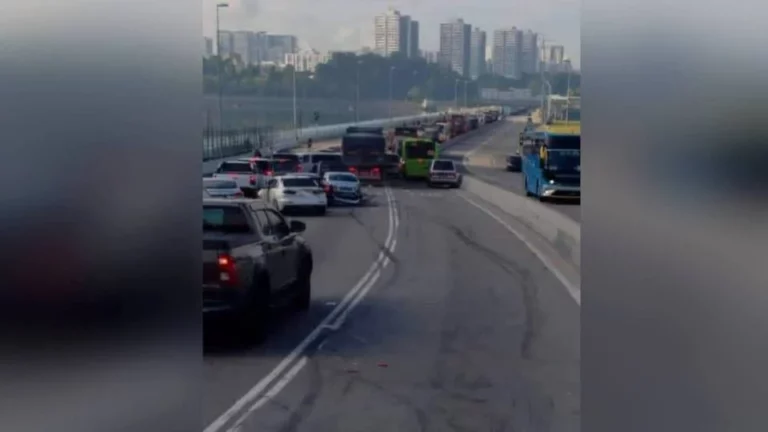 Lori rempuh trafik sibuk di Tambak Johor