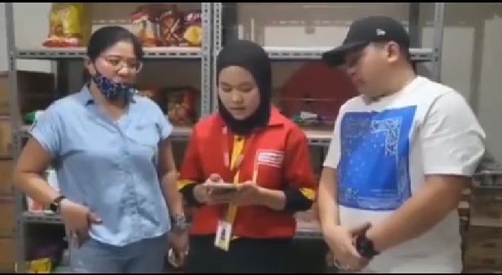 [VIDEO] Wanita tular curi coklat, pekerja kedai pula kena minta maaf