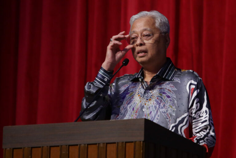 “Orang nombor 1 negara mai, hangpa bawak pi ‘stor’ sahaja. Amat biadap”