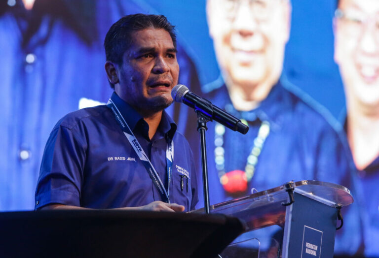 Sejak bila bekas menteri ada kemudahan kereta,” Radzi persoal Anwar