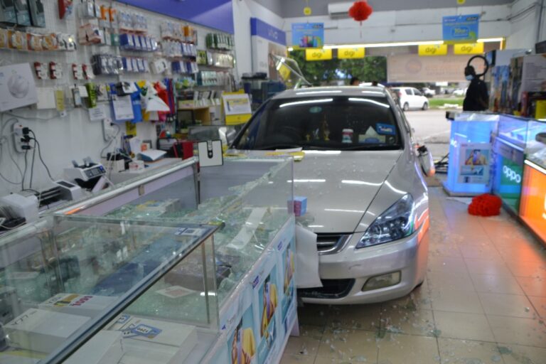 Tertekan pedal minyak, kereta dipandu warga emas rempuh kedai