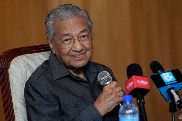 Najib tanam pendapat ‘apa nak malu jika mencuri’ – Tun Mahathir