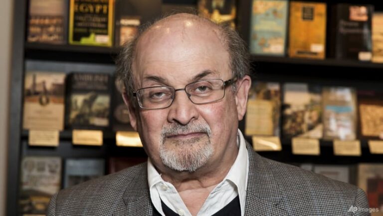 Salman Rushdie ditikam 15 kali atas pentas