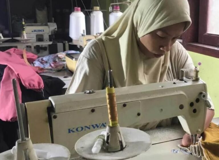 OKU tanpa tangan buktikan mampu jadi tukang jahit berjaya