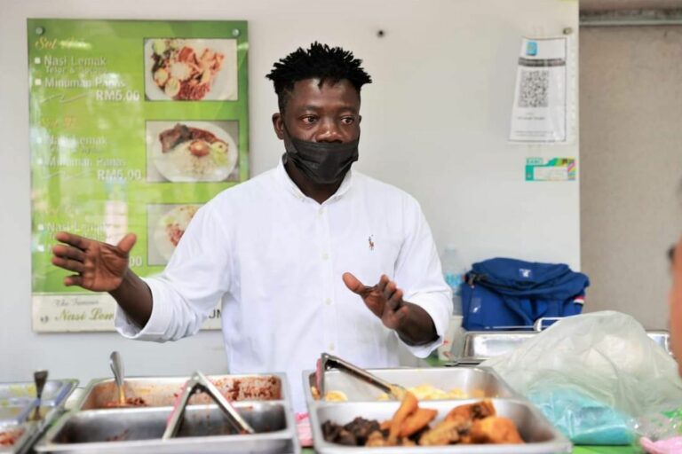 Bekas Jurulatih Wolverhampton jual nasi lemak