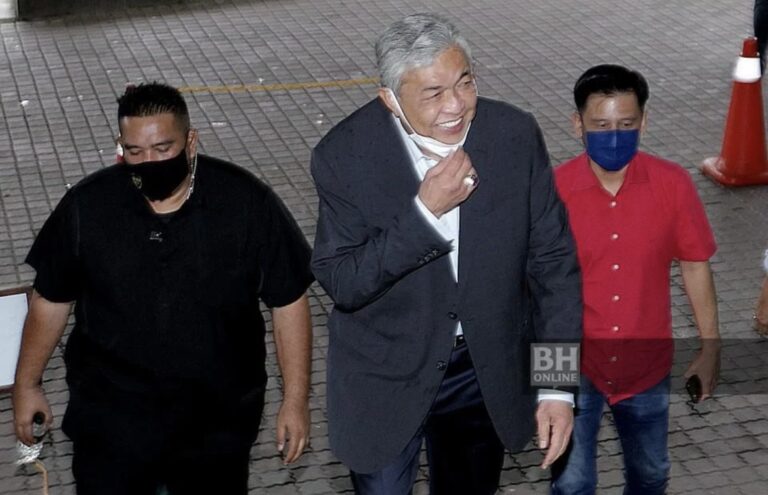 ‘Wang diberi kepada Zahid bukan turun dari langit’