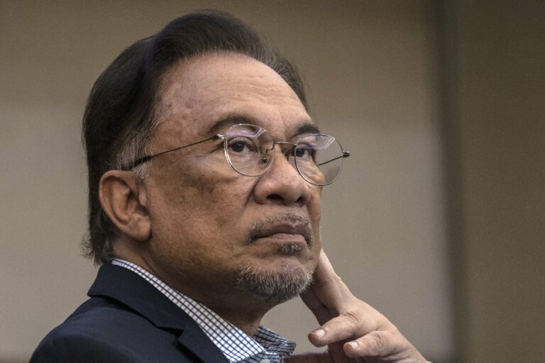 Reputasi Anwar terjejas teruk jika bebaskan Najib, kata penganalisis