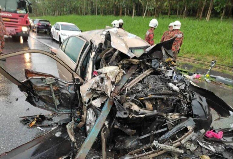 3 sekeluarga maut, 1 parah kereta rempuh treler