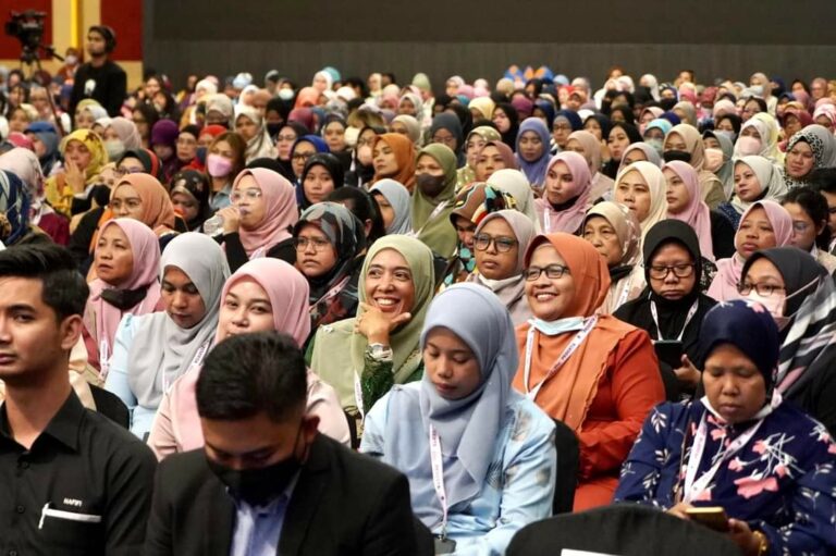 Jangan politik isu ‘wanita bangun lambat’, lihat kandungan program – Rina Harun