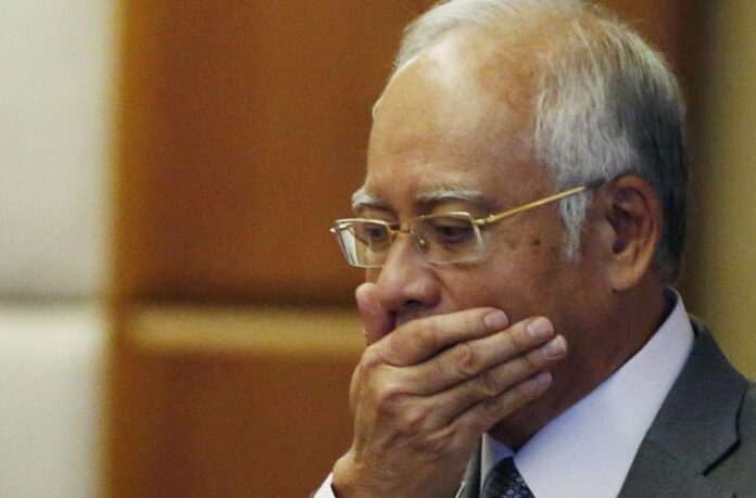 najib-razak-tutup-mulut-e1638256286266-850x560