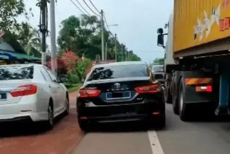 Exco Johor minta maaf, kereta rasmi tular potong barisan