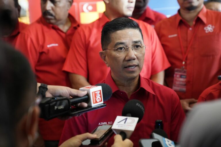 Menteri PH desak Dr. M tukar lapan KSU – Azmin