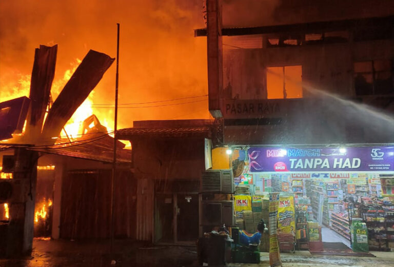 13 kedai musnah dalam kebakaran