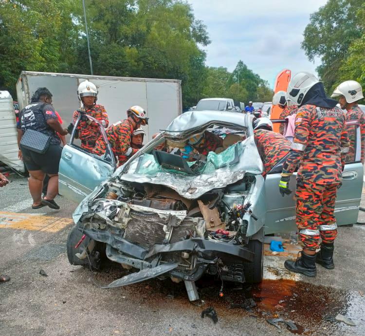 Wanita Warga Emas Maut Kereta Dirempuh Lori Air Batu Satuberita 0637