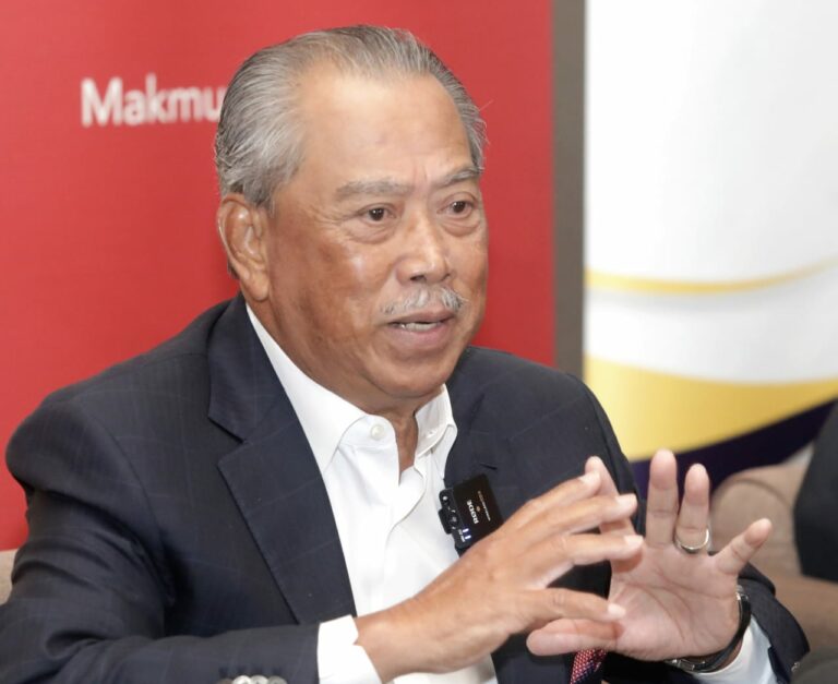 “Walau sibuk hal politik, soal rakyat jangan lupa”- Muhyiddin