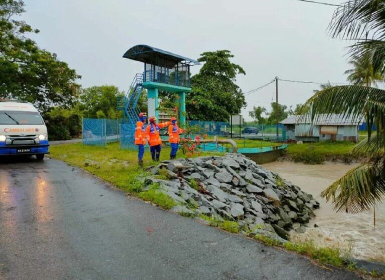 Paras air Sungai Gurun di Yan melepasi tahap bahaya