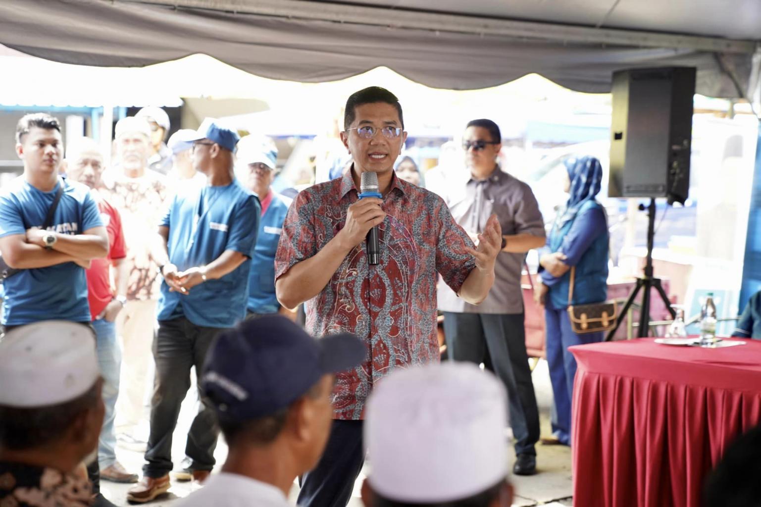 Hukum BN, PH kerana tidak jujur dalam manifesto – Azmin