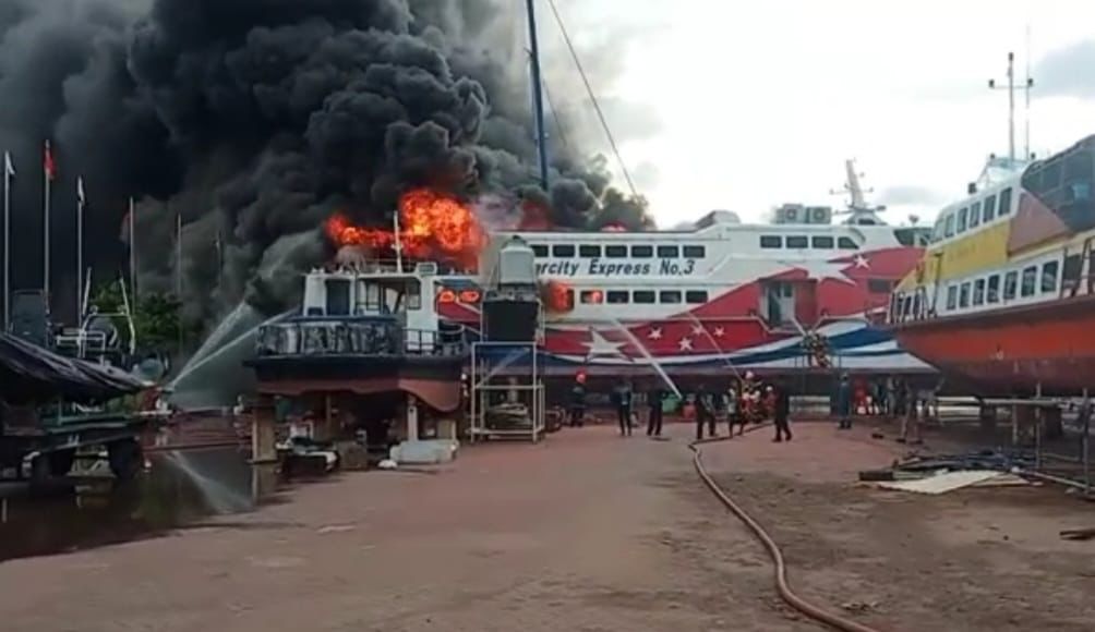 [VIDEO] Feri sedang dibaiki terbakar di limbungan