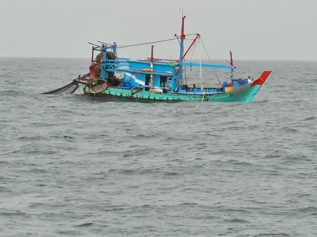 Maritim Malaysia Pulau Pinang Tahan Bot Nelayan Tempatan Guna Pukat