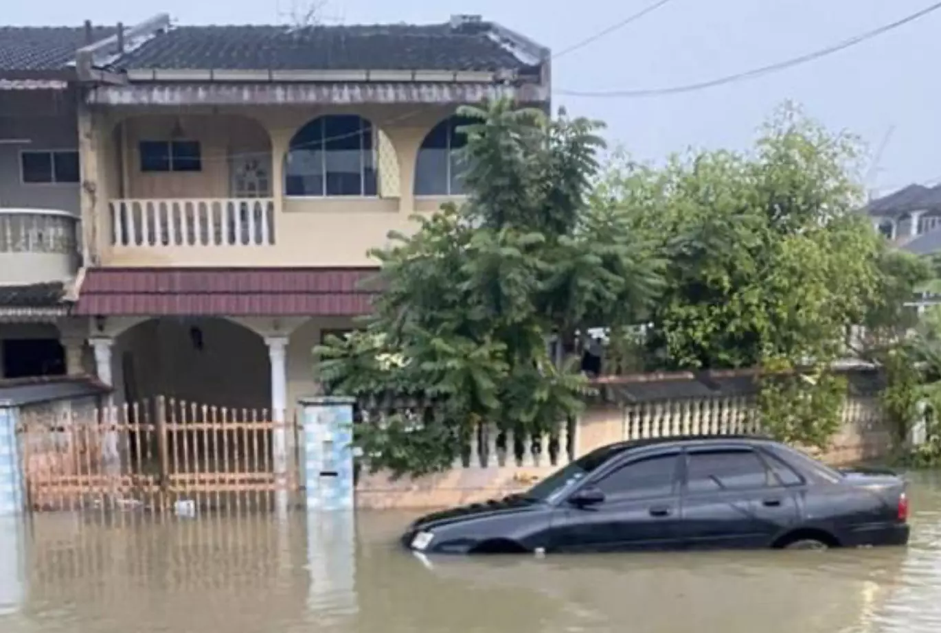 PRU-15: Hujan lebat berterusan, Tebrau dilanda banjir kilat