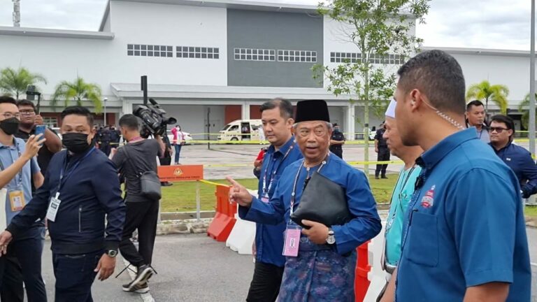 Muhyiddin disambut meriah di Pagoh