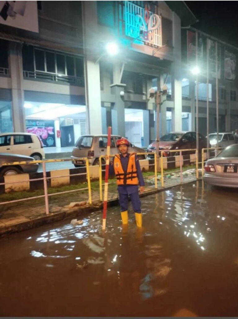 Air pasang besar landa Kuala Kedah; air laut melepasi paras diramalkan, melimpah