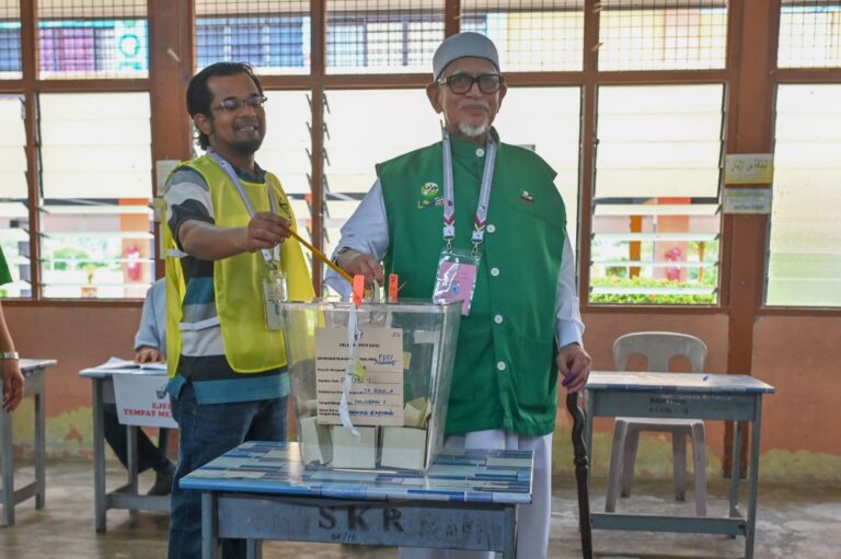 Abdul Hadi selesai mengundi di SK Rusila