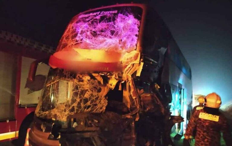 Bas ekspres rempuh treler, 16 penumpang cedera