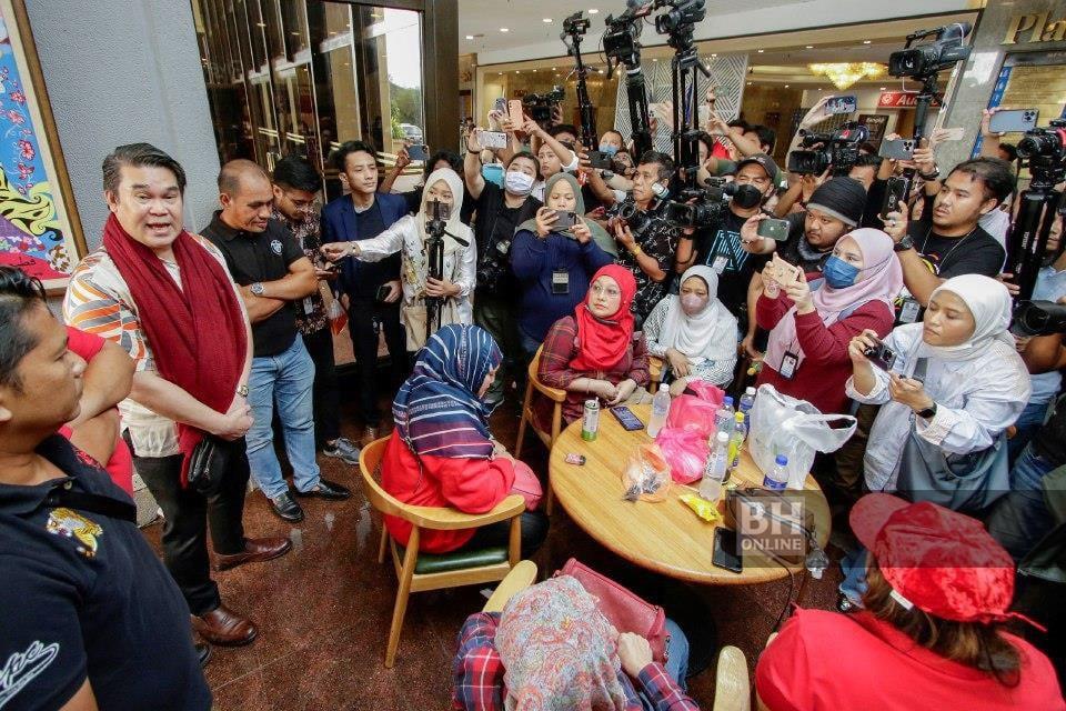 Laungan ‘undur Zahid’ bergema di ibu pejabat UMNO