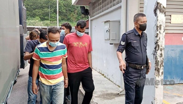 7 mengaku salah khianat terbalikkan kereta