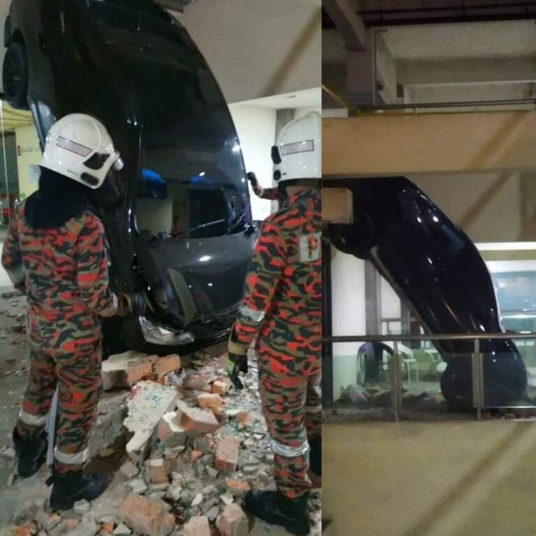 Toyota Vios terjunam dalam pusat beli-belah