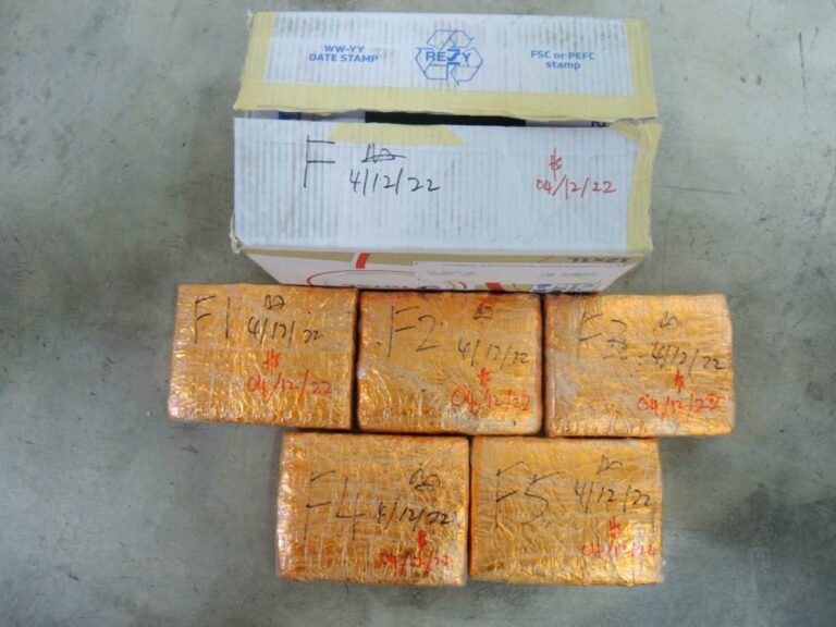 Kastam Kedah rampas 35.5KG ganja dalam trak pikap di bengkel kereta.