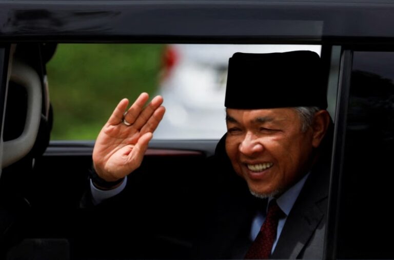 Twitter, WhatsApp dibanjiri kemarahan selepas Anwar namakan Zahid sebagai TPM
